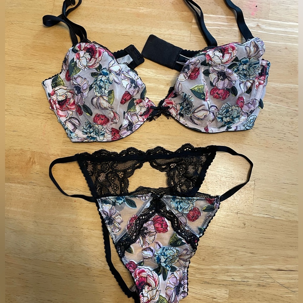 Very sexy low cut demi bra in floral lace